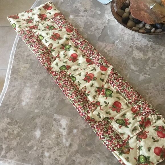 NWT Hand Crafted and Quilted Reversible  Holiday Runner - Picture 1 of 13